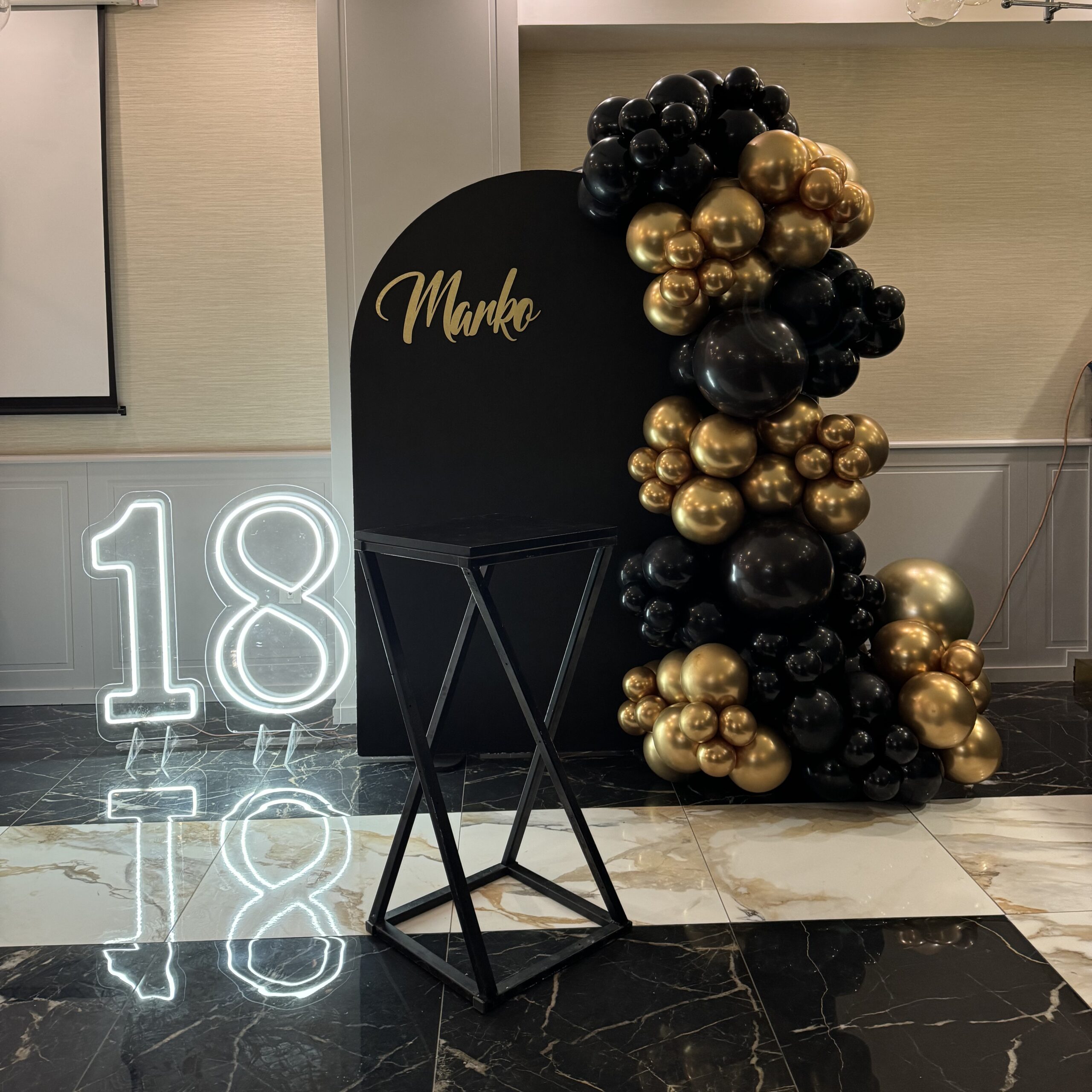 Balonska dekoracija za 18. rođendan