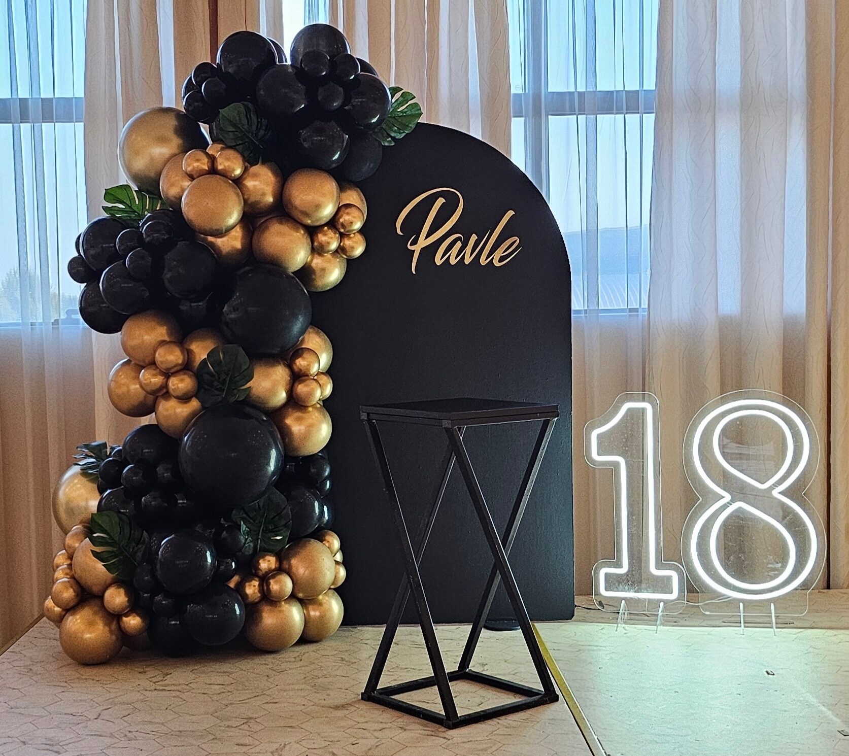 Balonska dekoracija za 18. rođendan